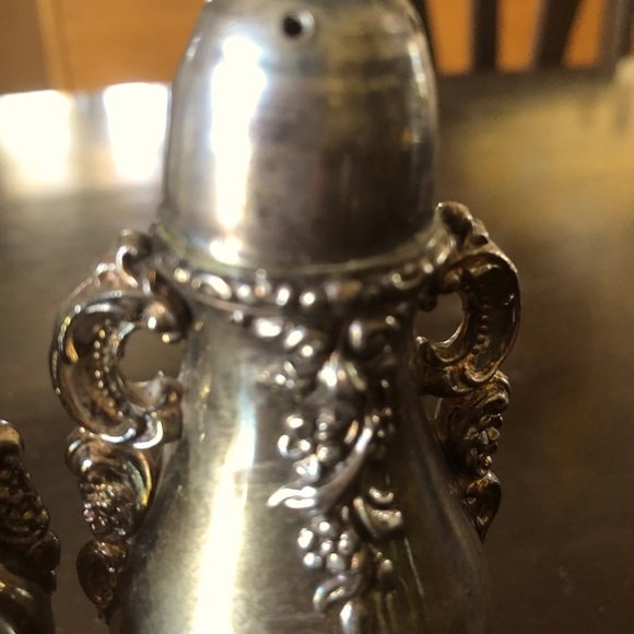 Two Baroque Wallace Silverplate Shakers - Picture 3 of 14